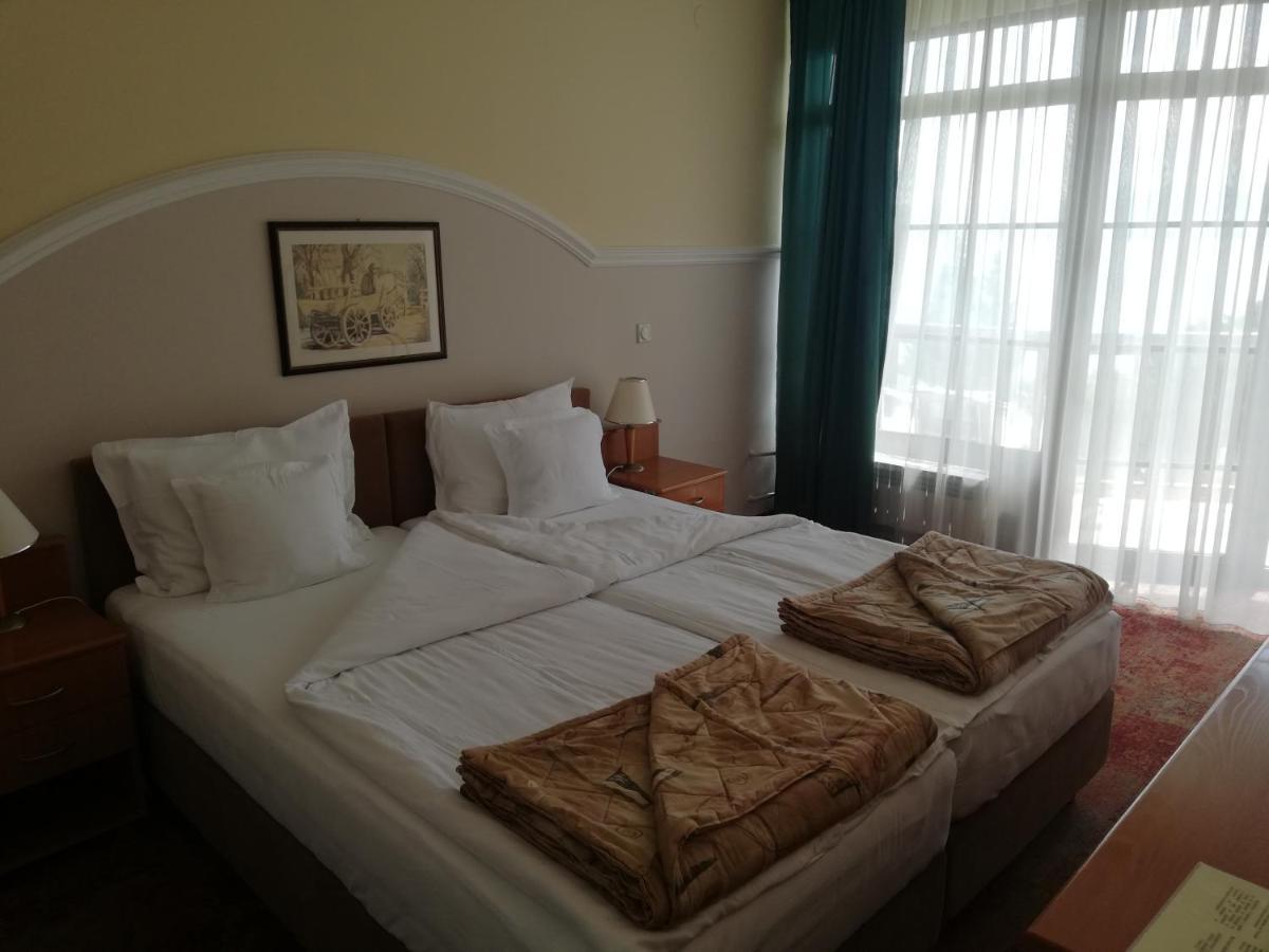 Hotel Makpetrol Struga Bagian luar foto