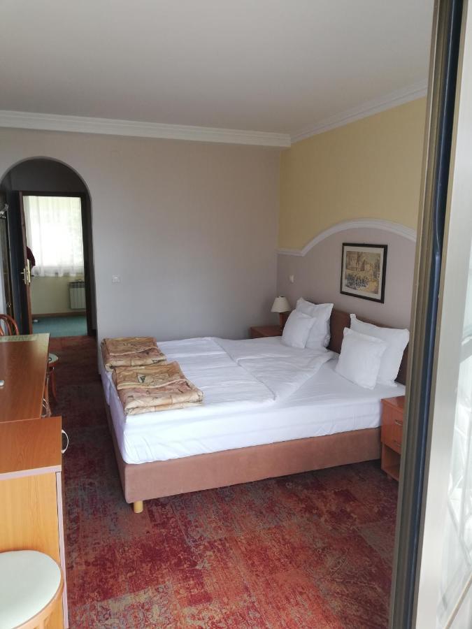 Hotel Makpetrol Struga Bagian luar foto